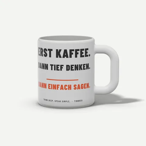 Produktfoto: Tasse „Erst Kaffee. Dann tief denken.“