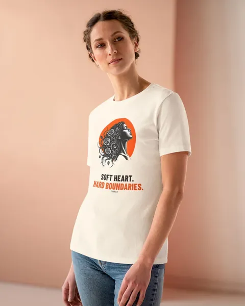Frau im cremefarbenen T-Shirt „Soft heart. Hard boundaries.“