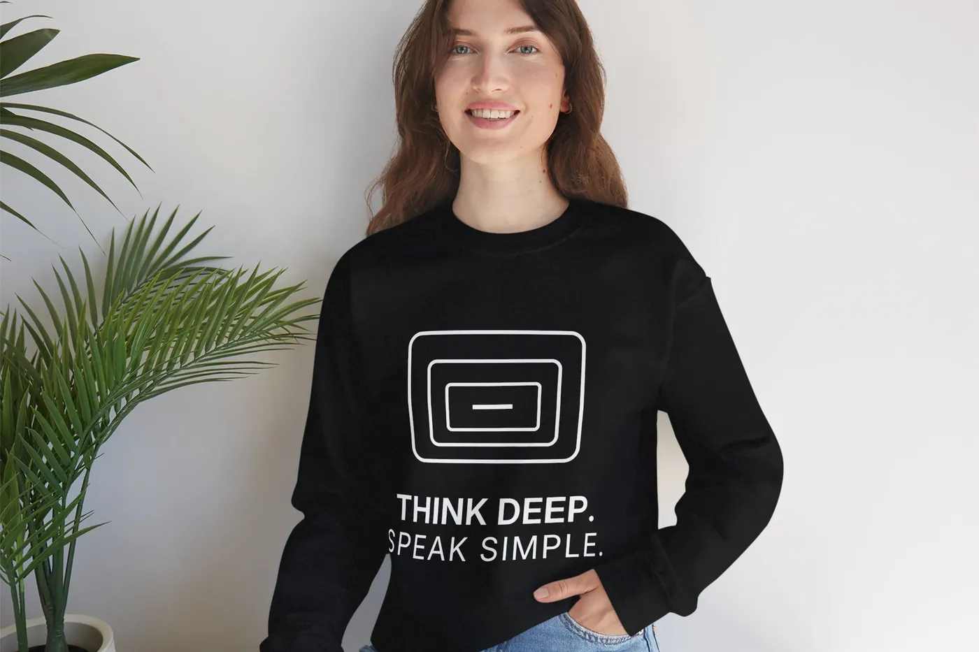 Frau im schwarzen TINNKEO-Sweatshirt auf einem Sofa